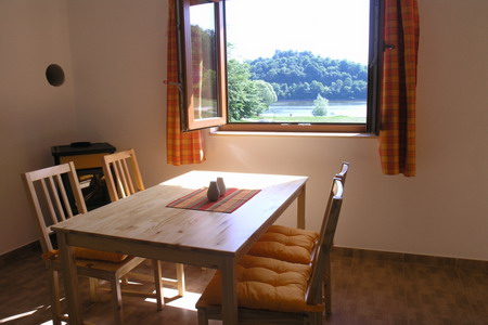 Ubytování Vranovská přehrada - Chaty u Vranovské přehrady - jídelní stůl